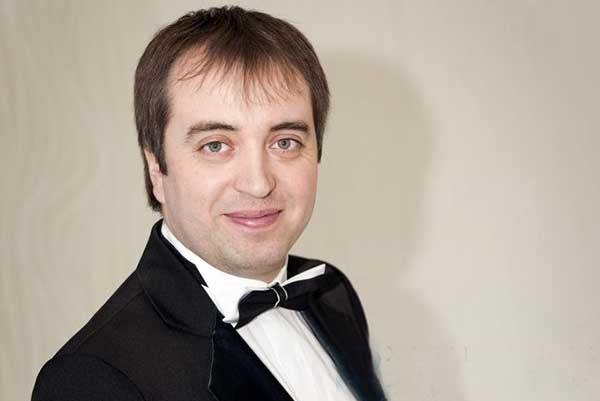 Руслан Антипинский стал новым дирижером Дальневосточного академического симфонического оркестра