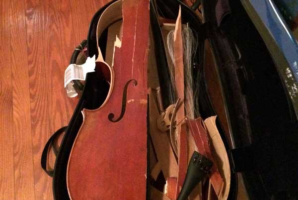 В США у студентки в результате авиаперелета разбилась дорогостоящая виолончель