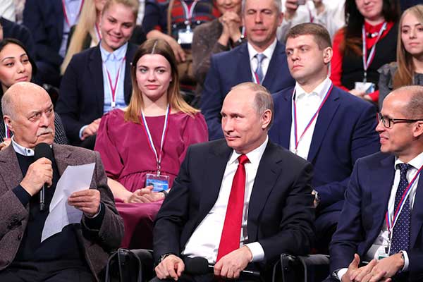 Владимир Путин призвал повышать уровень благосостояния творческих коллективов не только за счет грантов