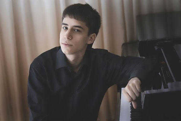 Виталий Стариков получил первую премию на XXVI Международном конкурсе пианистов в Эпинале, Франция