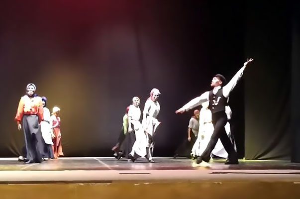 В Казахстане поставили балет «Серп и молот» с танцующим Лениным