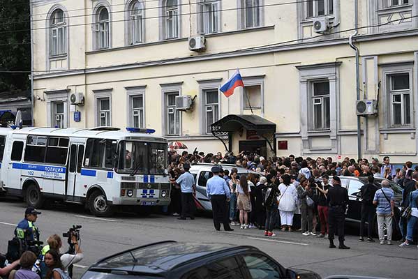 Несколько человек задержали в суде после ареста Серебренникова‍