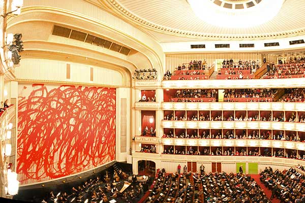 В Венской опере заработала система электронного либретто на шести языках