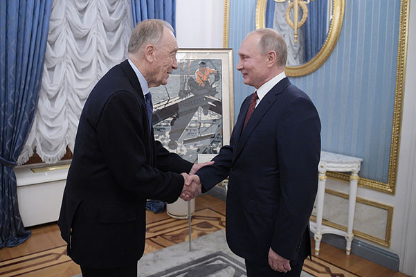 Путин наградил Родиона Щедрина орденом Почета и подарил ему картину «Монтажник-высотник»