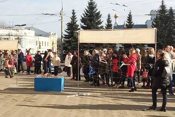 Волковский театр огородили вешалками: театральная акция протеста в Ярославле