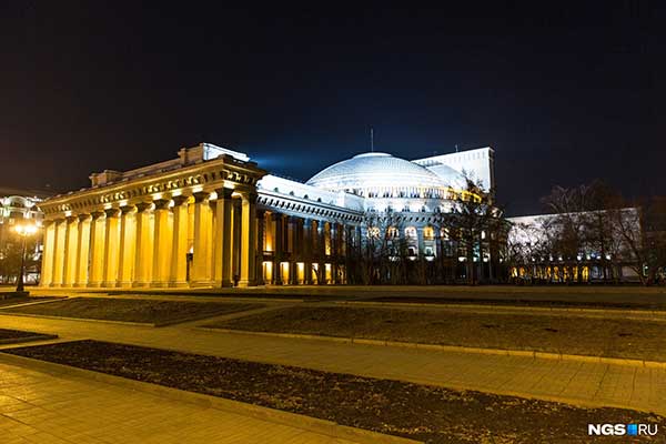 «Пять таких светильников стоят как квартира-студия». Бизнесмен — о новой подсветке Новосибирского оперного театра