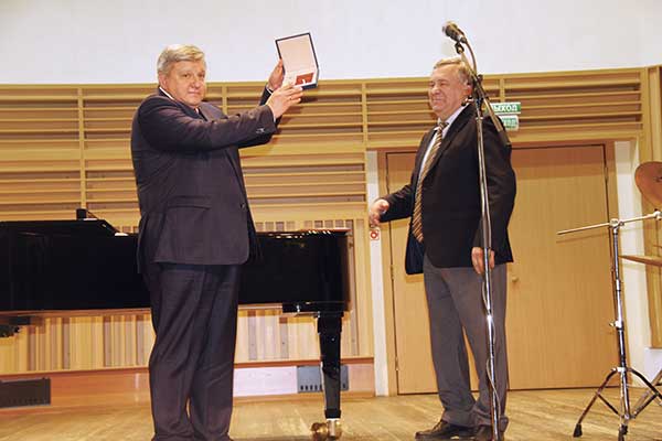 Николай Овсиенко наградил директора Новосибирской специальной музыкальной школы Александра Марченко за вклад в российскую культуру