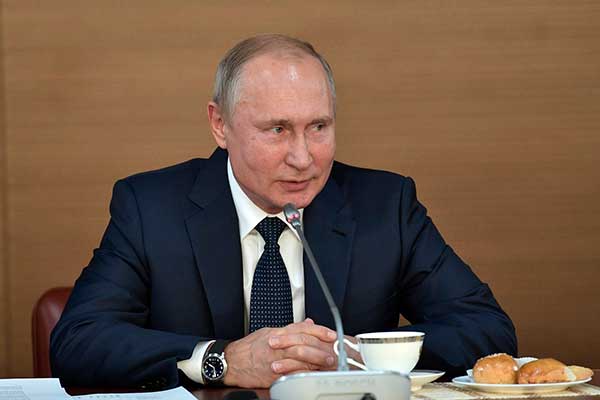 Путин поручил предоставить творческим вузам право на свои образовательные стандарты