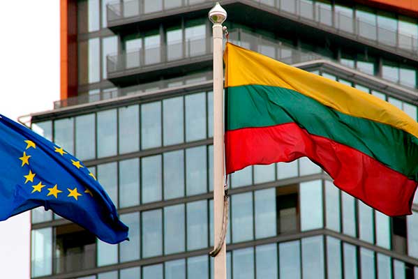 Литва: деятелям культуры начали выплачивать 607 евро в месяц за творческий простой