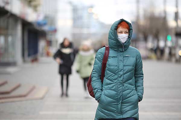 В МЧС посоветовали не носить защитную маску на улице