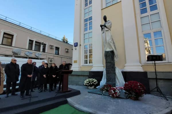 На Остоженке открыли памятник Галине Вишневской