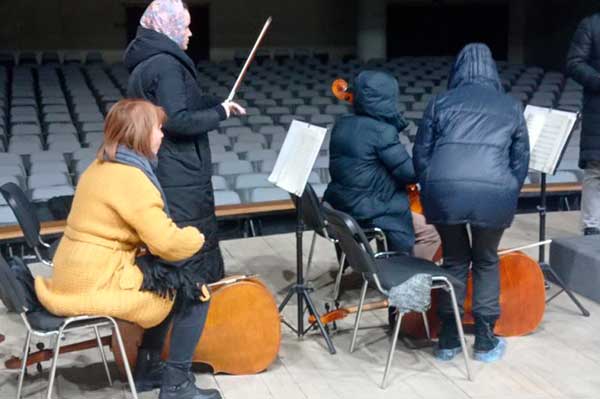 Музыканты ульяновского симфонического стучат зубами от холода в Мемцентре (73online.ru)