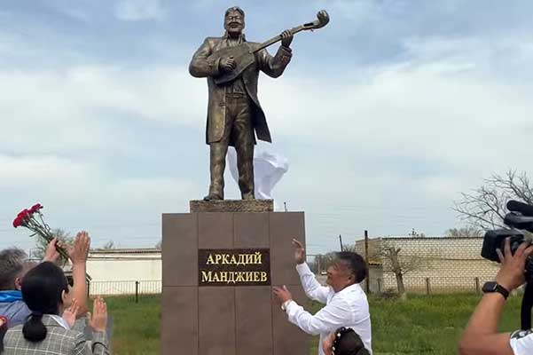 Памятник Герою Калмыкии композитору Аркадию Манджиеву на его родине